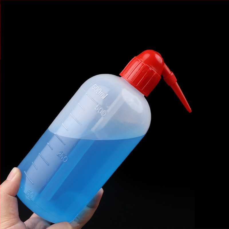 Személyre szabható műanyag laboratóriumi mosóflaska piros kupakkal, 250 ml és 1000 ml, görbült nyílás és hegyes vég, PE