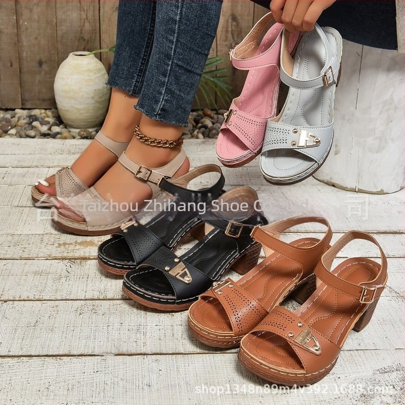 Ξένο εμπόριο νέων γυναικών συν μέγεθος χοντρό με μονόχρωμα σανδάλια