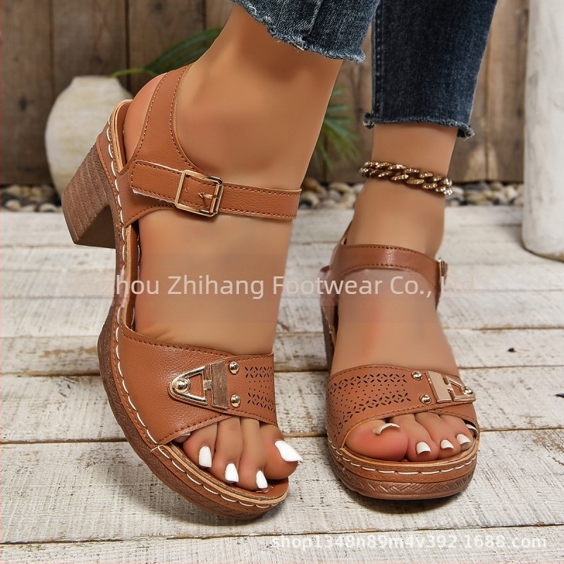 Ξένο εμπόριο νέων γυναικών συν μέγεθος χοντρό με μονόχρωμα σανδάλια