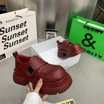 Γυναικεία Παπούτσια European Station 2024 Άνοιξη Νέα Loafers με Χοντρό Πάτο και Velcro, Βρετανικού Στυλ, Λουστρίνι, Lazy Παπούτσια, Μοντέρνα