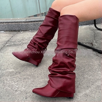2024 Ευρωπαϊκές και Αμερικανικές Νέες Μπότες Εξωτερικού Εμπορίου με Μυτερές Ζαρωμένες Μπότες, Ψηλοτάκουνα, Τακούνι Σφήνας, Γυναικείες Μπότες, Μοντέρνες Μπότες με Πέλος μέχρι το Γόνατο, Γυναικεία Παπούτσια