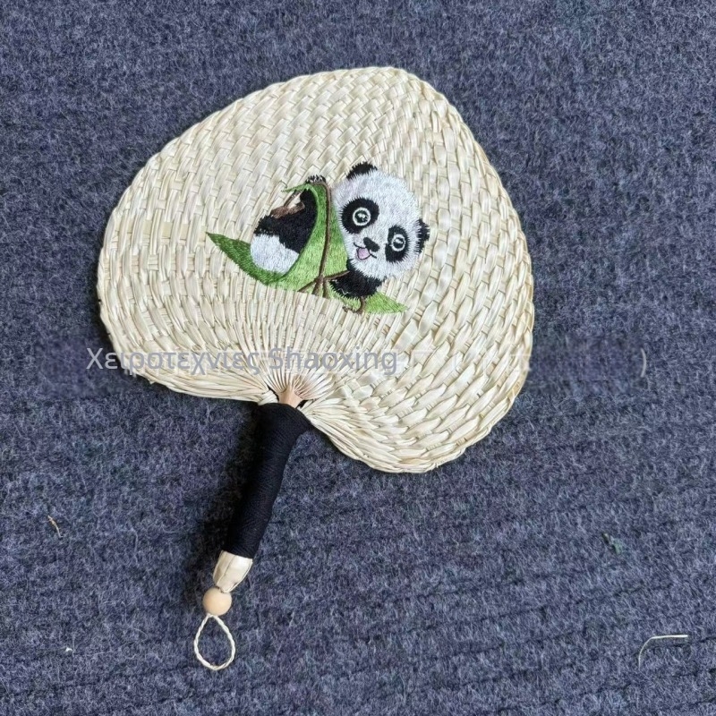 Χειροποίητο κέντημα σε σχήμα καρδιάς με μεγάλο φύλλο cattail zongye, υφαντό με γρασίδι, φύλλο cattail, μικρό κόκκινο βιβλίο, κούνημα, δίχτυ ήχου, κόκκινο πολύχρωμο κέντημα panda