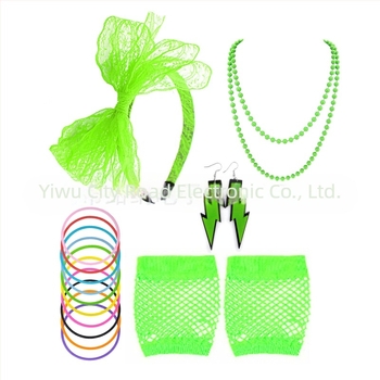 Γυναικείο κοστούμι με θέμα το νέον της δεκαετίας του '80, ροζ κολιέ, σκουλαρίκια, δαντέλα, κρίκος για τα μαλλιά, δίχτυ ψαρέματος, γάντια