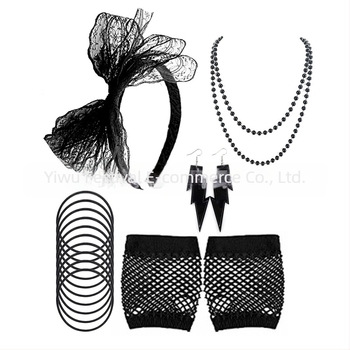 Γυναικείο κοστούμι με θέμα το νέον της δεκαετίας του '80, ροζ κολιέ, σκουλαρίκια, δαντέλα, κρίκος για τα μαλλιά, δίχτυ ψαρέματος, γάντια