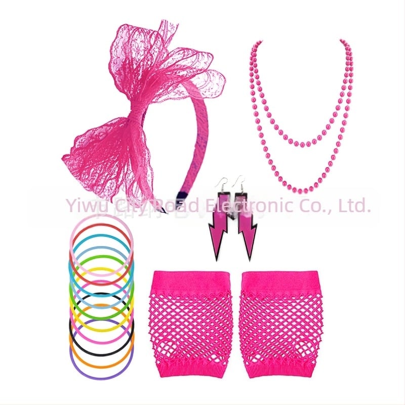 Γυναικείο κοστούμι με θέμα το νέον της δεκαετίας του '80, ροζ κολιέ, σκουλαρίκια, δαντέλα, κρίκος για τα μαλλιά, δίχτυ ψαρέματος, γάντια