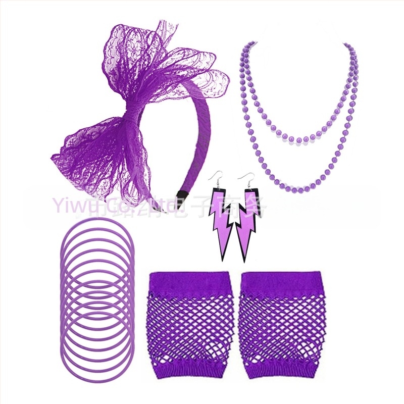 Γυναικείο κοστούμι με θέμα το νέον της δεκαετίας του '80, ροζ κολιέ, σκουλαρίκια, δαντέλα, κρίκος για τα μαλλιά, δίχτυ ψαρέματος, γάντια