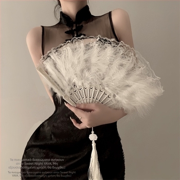 Βεντάλια Cheongsam με φτερό σε αρχαίο στυλ, πτυσσόμενη γυναικεία βεντάλια Hanfu για την Πρωτοχρονιά, μαύρη δαντελένια βεντάλια χορού, ρετρό κινέζικο στυλ