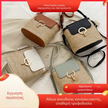 Γυναικεία τσάντα crossbody – αστική απλότητα, ψάθα, στρογγυλός σχήματος, κλείσιμο με λουκέτο, εσωτερική θήκη για κινητό