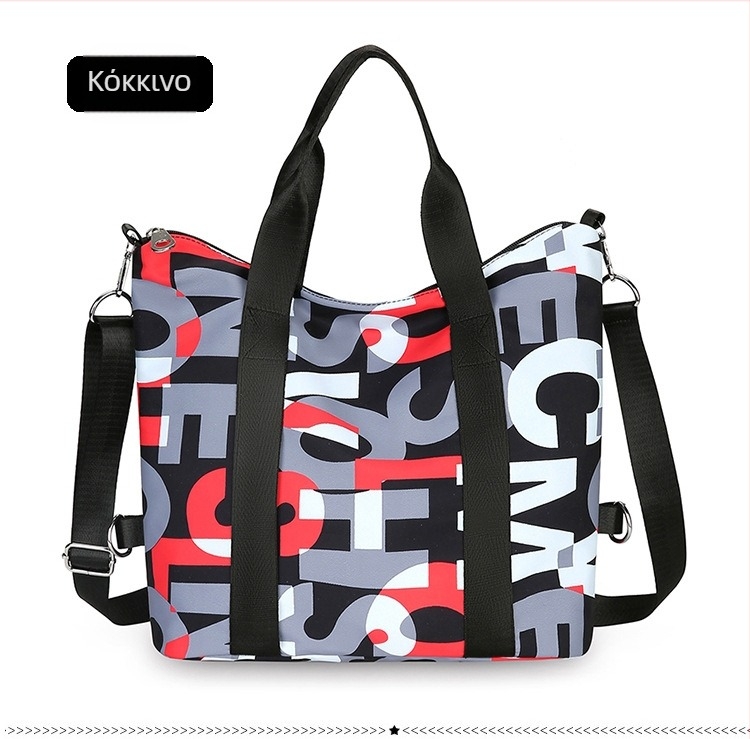Τσάντα tote από ύφασμα Oxford, με επένδυση πολυεστέρα, οριζόντιο τετράγωνο σχήμα, κλείσιμο με φερμουάρ και τρεις ιμάντες ώμου.