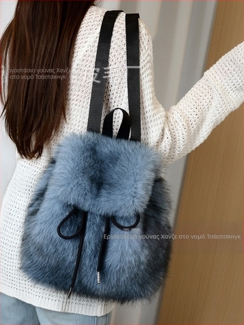 Σακίδιο πλάτης από συνθετική γούνα, crossbody σχεδιασμός, κλείσιμο με κορδόνι, καπάκι με μαγνητικό κουμπί, εσωτερικές θήκες για τηλέφωνο, ταυτότητα και κάμερα