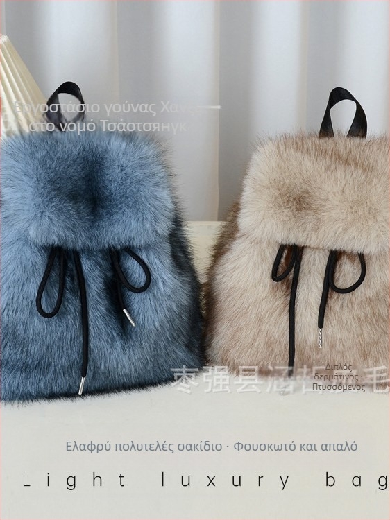 Σακίδιο πλάτης από συνθετική γούνα, crossbody σχεδιασμός, κλείσιμο με κορδόνι, καπάκι με μαγνητικό κουμπί, εσωτερικές θήκες για τηλέφωνο, ταυτότητα και κάμερα