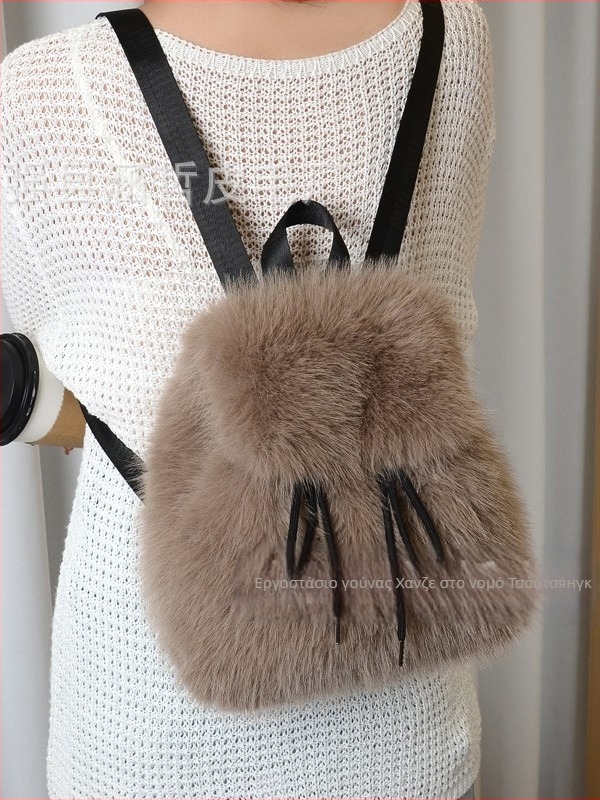 Σακίδιο πλάτης από συνθετική γούνα, crossbody σχεδιασμός, κλείσιμο με κορδόνι, καπάκι με μαγνητικό κουμπί, εσωτερικές θήκες για τηλέφωνο, ταυτότητα και κάμερα