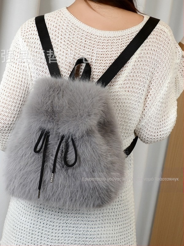 Σακίδιο πλάτης από συνθετική γούνα, crossbody σχεδιασμός, κλείσιμο με κορδόνι, καπάκι με μαγνητικό κουμπί, εσωτερικές θήκες για τηλέφωνο, ταυτότητα και κάμερα