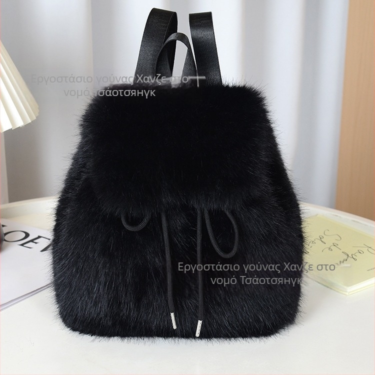 Σακίδιο πλάτης από συνθετική γούνα, crossbody σχεδιασμός, κλείσιμο με κορδόνι, καπάκι με μαγνητικό κουμπί, εσωτερικές θήκες για τηλέφωνο, ταυτότητα και κάμερα