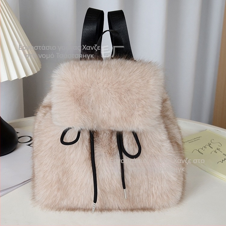 Σακίδιο πλάτης από συνθετική γούνα, crossbody σχεδιασμός, κλείσιμο με κορδόνι, καπάκι με μαγνητικό κουμπί, εσωτερικές θήκες για τηλέφωνο, ταυτότητα και κάμερα