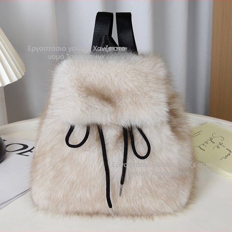 Σακίδιο πλάτης από συνθετική γούνα, crossbody σχεδιασμός, κλείσιμο με κορδόνι, καπάκι με μαγνητικό κουμπί, εσωτερικές θήκες για τηλέφωνο, ταυτότητα και κάμερα