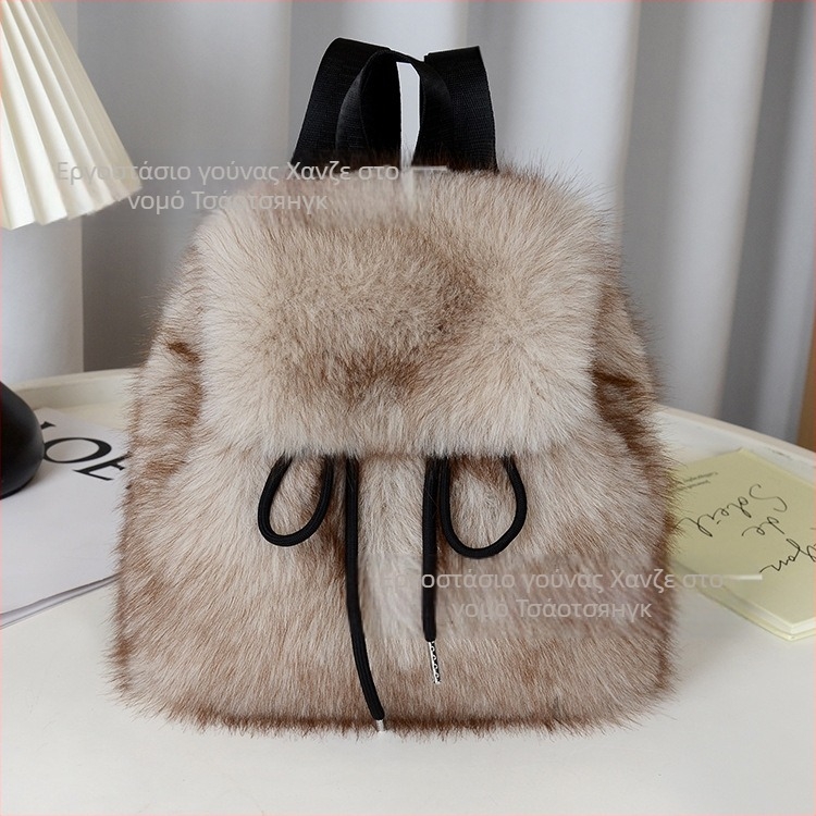 Σακίδιο πλάτης από συνθετική γούνα, crossbody σχεδιασμός, κλείσιμο με κορδόνι, καπάκι με μαγνητικό κουμπί, εσωτερικές θήκες για τηλέφωνο, ταυτότητα και κάμερα