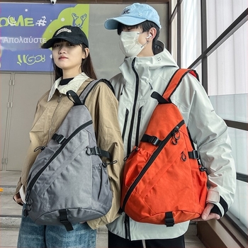 Τσάντα στήθους crossbody με street style, ύφασμα Oxford, επένδυση νάιλον, κάθετη τετράγωνη μορφή, φερμουάρ.