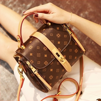 Τσάντα crossbody σε σχήμα κουβά, PVC υλικό, σχήμα κουβά, κλείσιμο με καπάκι, διπλός ιμάντας