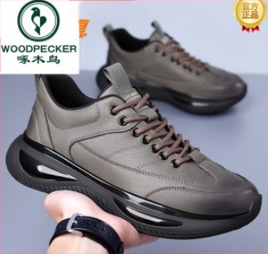 Ανδρικά αναπνεόμενα sneakers από γνήσιο δέρμα με διχτυωτή επάνω, χαμηλό προφίλ, στρογγυλή μύτη, καουτσούκ σόλα, κορδόνια — καλοκαίρι