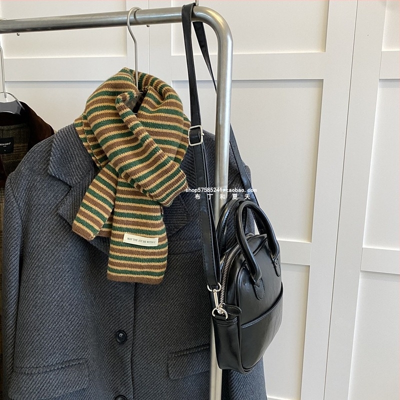 Σάλι - απλό πλέξιμο, ζεστό, χειμωνιάτικo ύφος, πολυεστερική ύφανση (>96% πολυεστέρα), κυκλοφόρησε φθινόπωρο 2024