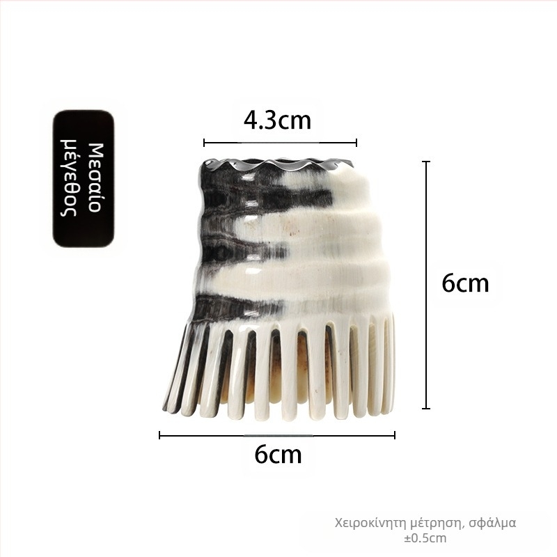 Χτένα μαλάξης τριχωτού της κεφαλής από φυσικό κέρατο, με κυλινδρικό σχήμα και λεπτά δόντια (Υλικό: φυσικό κέρατο; Σχήμα: κυλινδρικός σχήμα; Δόντια: λεπτά; Χρήση: μασάζ τριχωτού κεφαλής)