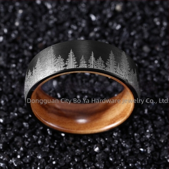 Ανδρικό δαχτυλίδι από βολφραμωμένο χάλυβα με ξύλινο εσωτερικό δαχτυλίδι, μοτίβο δάσους, επίχρυσο φινίρισμα