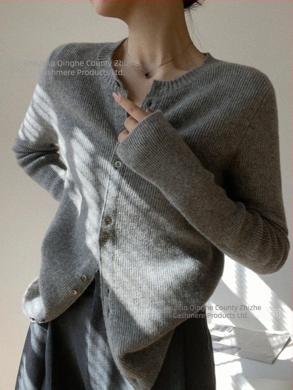 Γυναικείος καρντάγκαν σουέτερ από Merino μαλλί, παχιά πλέξη, στενή γραμμή, μακριά μανίκια, στρογγυλή λαιμόκοψη — Χειμώνας 2024