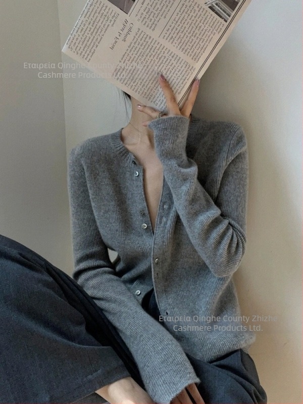 Γυναικείος καρντάγκαν σουέτερ από Merino μαλλί, παχιά πλέξη, στενή γραμμή, μακριά μανίκια, στρογγυλή λαιμόκοψη — Χειμώνας 2024