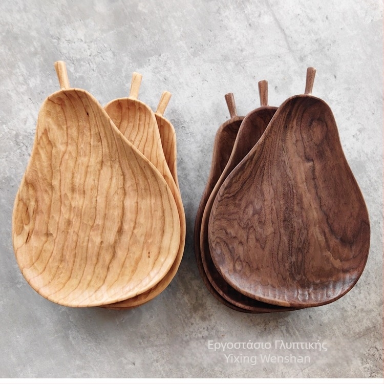 Ξύλινο πιάτο σε σχήμα αχλαδιού, χειροποίητο, με υφή, από ολόκληρο ξύλο (Υλικό: Ξύλο καρυδιάς της Βόρειας Αμερικής; Μορφή: Αχλάδι; Φινίρισμα: Υφή; Κατασκευή: Ολόκληρο ξύλο; Στυλ: Μοντέρνος μινιμαλισμός)