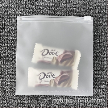 Τετράγωνες ματ σακούλες με φερμουάρ, αυτοσφραγόμενες για συσκευασία ρούχων (υλικό: CPE; χρήση: συσκευασία ρούχων; μήκος σφραγίδας: 1 cm)