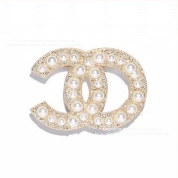 Καρφίτσα ορείχαλκου με διαμάντια, για γυναίκες, κομψός στυλ, σε σχήμα γράμματος, μνημονική έκδοση, φθινόπωρο 2025