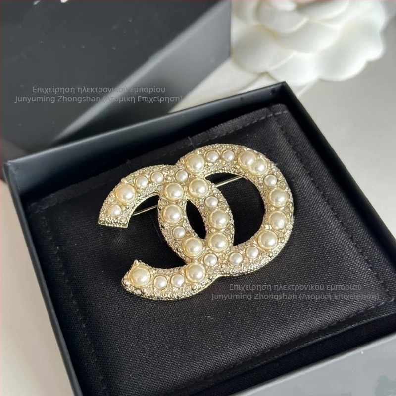 Καρφίτσα ορείχαλκου με διαμάντια, για γυναίκες, κομψός στυλ, σε σχήμα γράμματος, μνημονική έκδοση, φθινόπωρο 2025