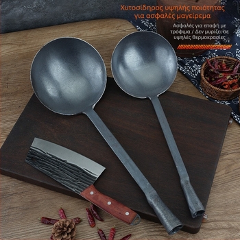 Χειροποίητη κουτάλα από σίδηρο με μακριά λαβή — παραδοσιακό, ρετρό στυλ