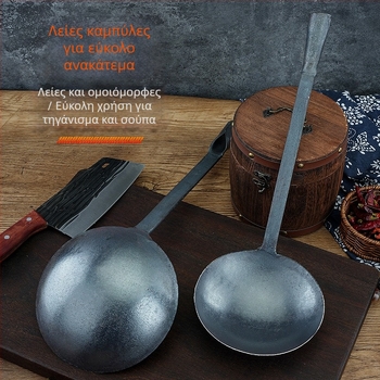 Χειροποίητη κουτάλα από σίδηρο με μακριά λαβή — παραδοσιακό, ρετρό στυλ