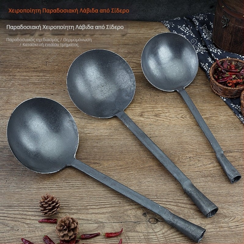 Χειροποίητη κουτάλα από σίδηρο με μακριά λαβή — παραδοσιακό, ρετρό στυλ