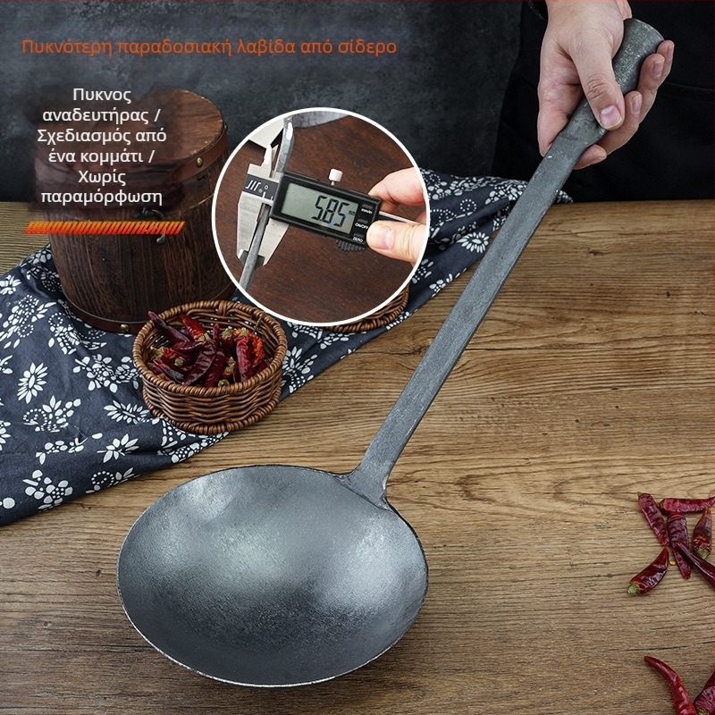 Χειροποίητη κουτάλα από σίδηρο με μακριά λαβή — παραδοσιακό, ρετρό στυλ