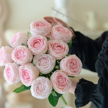 Mohaige μεταξωτό τεχνητό τριαντάφυλλο με ανάγλυφες υφές; τεχνικές: ανάγλυφο, έγχυση μορφοποίησης, εκτύπωση οθόνης και 3D εκτύπωση; κατάλληλο για γάμους, εξωτερικούς χώρους, φωτογραφικά αξεσουάρ και οικιακή διακόσμηση.