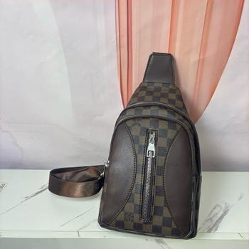 Γυναικεία crossbody τσάντα σε αστικό μινιμαλιστικό στυλ, PU δέρμα, επένδυση πολυεστέρα, κλείσιμο με φερμουάρ, εσωτερικές τσέπες για κινητό και ταυτότητα.