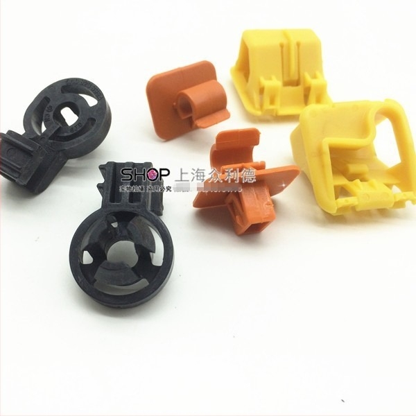 Κλιπ στερέωσης του βραχίονα υποστήριξης του καπακιού Skoda Octavia/Fabia — Πλαστικό, Αριθμοί εξαρτημάτων 1ZD823397, 1U0823570, 5M0823395