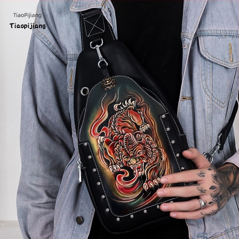 Ανδρική δερμάτινη τσάντα crossbody Naughty craftsman με χειροποίητη χαρακτική δέρματος, γνήσιο δέρμα, street trend, μεγάλη χωρητικότητα, μοτίβο ζώων