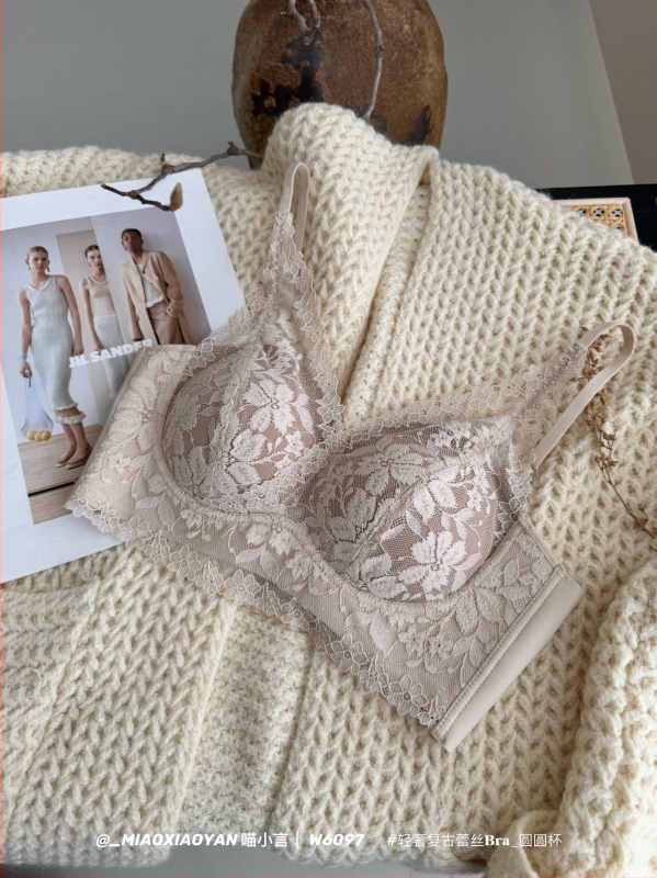 Γαλλικό σουτιέν από δαντέλα με βαθύ V, τριγωνική чашка, χωρίς ραφή, πίσω κούμπωμα τριών σειρών