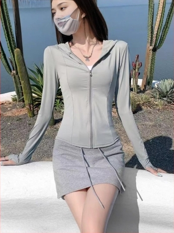 Γυναικείο μπουφάν με κουκούλα προστασίας από τον ήλιο, καλοκαίρι 2025, στενή γραμμή, αναπνέον λεπτό ύφασμα, μείγμα πολυεστέρα-σπάντεξ, φερμουάρ, UPF50+, μακριά μανίκια