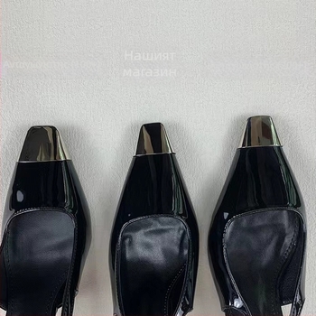 Πέδιλα με ανοιχτή πλάτη, τετράγωνη μύτη, λεπτό τακούνι 6–8 εκ, σόλα από καουτσούκ, εσωτερικό από μικροΐνες