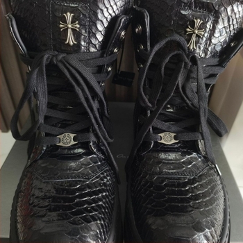 Ανδρικές και γυναικείες ψηλές μπότες με παχιά σόλα σε σχήμα ανάποδου τριγώνου, επάνω μέρος από δέρμα φιδιού, γνήσιο δέρμα, καουτσούκ σόλα, πλαϊνό φερμουάρ, ύψος τακουνιού 3-5 cm.