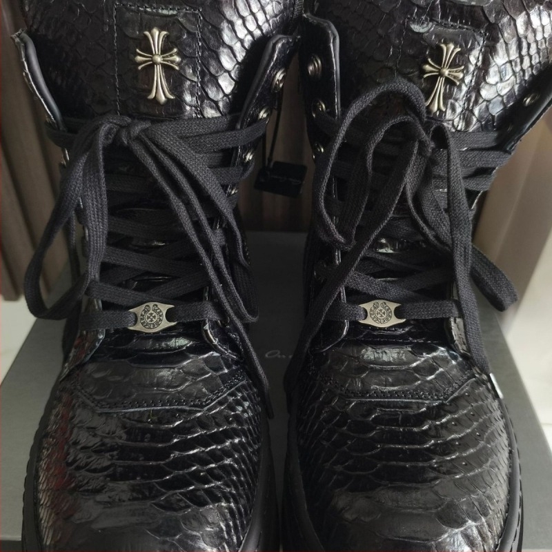 Ανδρικές και γυναικείες ψηλές μπότες με παχιά σόλα σε σχήμα ανάποδου τριγώνου, επάνω μέρος από δέρμα φιδιού, γνήσιο δέρμα, καουτσούκ σόλα, πλαϊνό φερμουάρ, ύψος τακουνιού 3-5 cm.