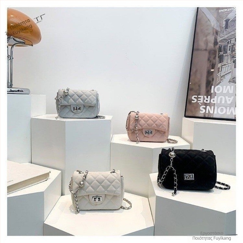 Τσάντα crossbody με οριζόντια τετράγωνη μορφή και βελούδινη επένδυση (πολυεστέρας; κλείσιμο με λουκέτο; εσωτερική θήκη με λαμιναρισμένο φερμουάρ)