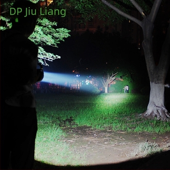 Φορτιζόμενος προβολέας LED7049B - χειροκίνητος φακός με μακρύ εύρος για εξωτερικό κάμπινγκ και έκτακτη φωταγώγηση, LED 1,5W, μπαταρία 1800 mA, ABS περίβλημα, εμβέλεια 100–200 μέτρα