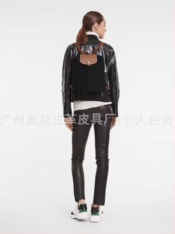 Γυναικείο σακίδιο με καπάκι από αδιάβρονο νάιλον, αστικός μινιμαλισμός, εσωτερικά διαμερίσματα για τηλέφωνο, ταυτότητα και φορητό υπολογιστή; φερμουάρ.