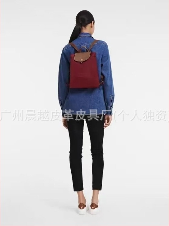 Γυναικείο σακίδιο με καπάκι από αδιάβρονο νάιλον, αστικός μινιμαλισμός, εσωτερικά διαμερίσματα για τηλέφωνο, ταυτότητα και φορητό υπολογιστή; φερμουάρ.